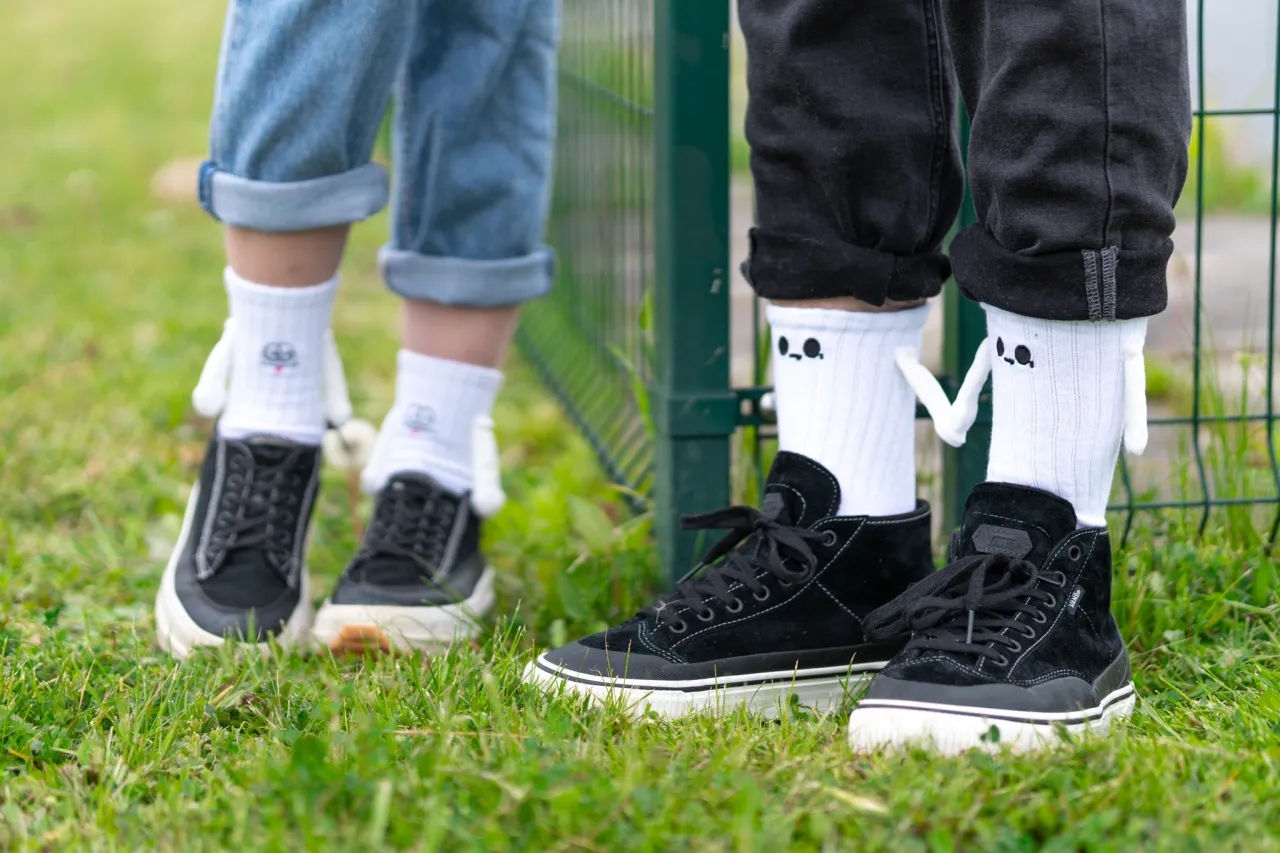 Czy białe skarpetki pasują do czarnych butów? Oto co musisz wiedzieć