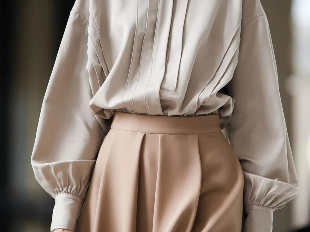 Jaką bluzkę do beżowej spódnicy wybrać, by wyglądać stylowo?