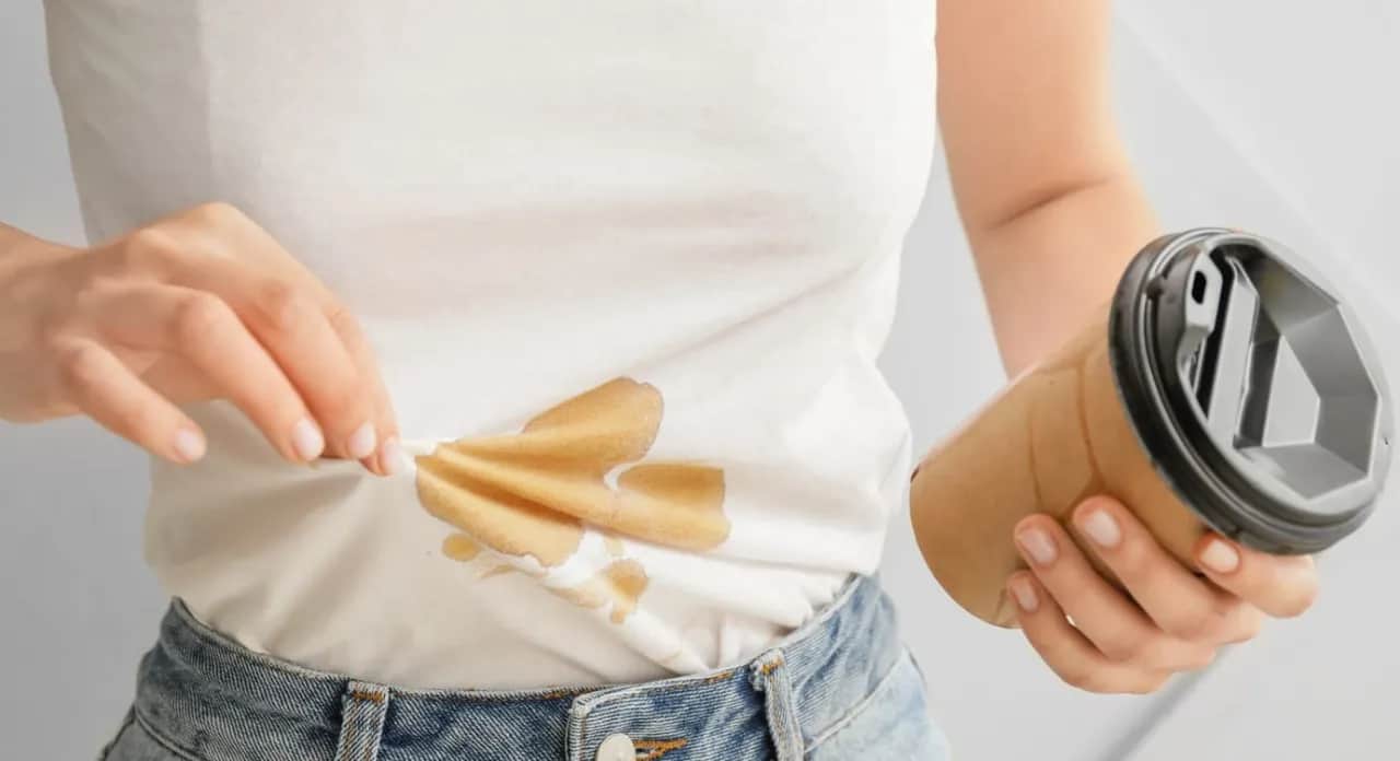 Jak usunąć zafarbowanie z białej bluzki - skuteczne metody ratunku