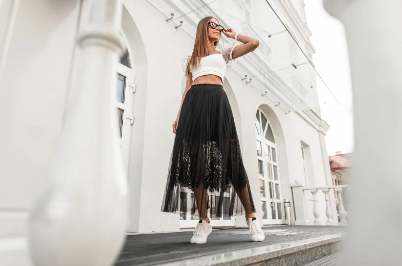 Jaką bluzkę do czarnej spódnicy wybrać na każdą okazję?