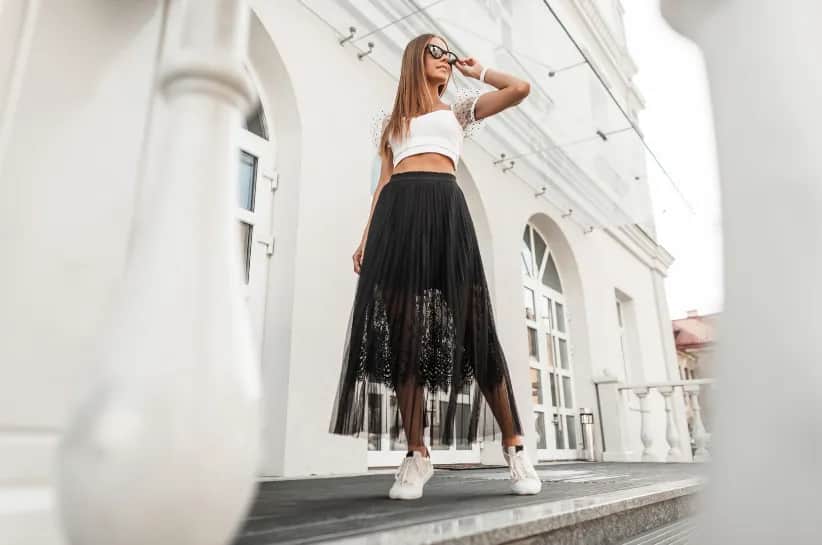 Jaką bluzkę do czarnej spódnicy wybrać na każdą okazję?