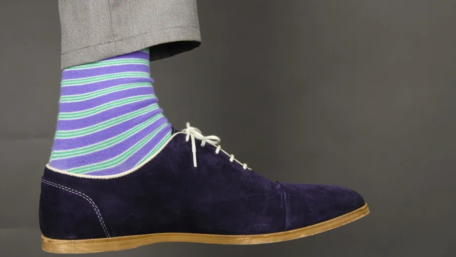 Jakie skarpetki do jasnego garnituru? Oto kolory i wzory, które zachwycą