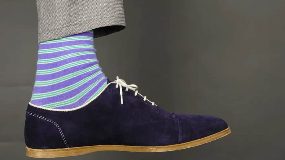 Jakie skarpetki do jasnego garnituru? Oto kolory i wzory, które zachwycą