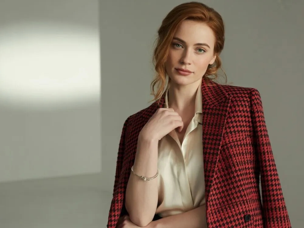 Jaką bluzkę do marynarki w kratę wybrać, aby wyglądać stylowo?