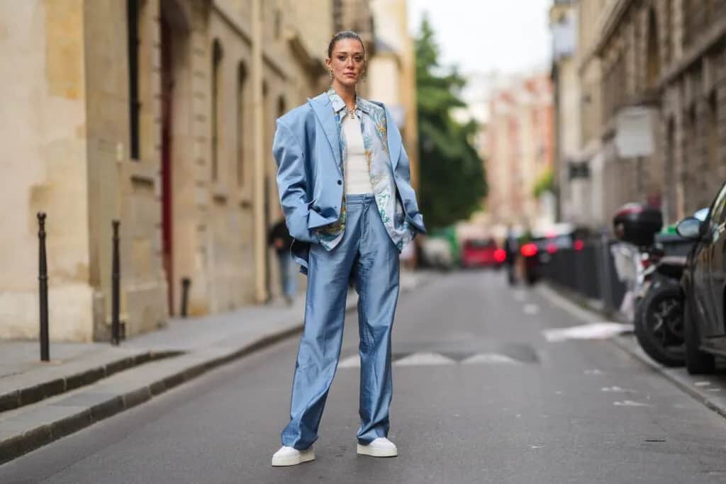 Jaką bluzkę do garnituru damskiego wybrać, aby wyglądać świetnie?