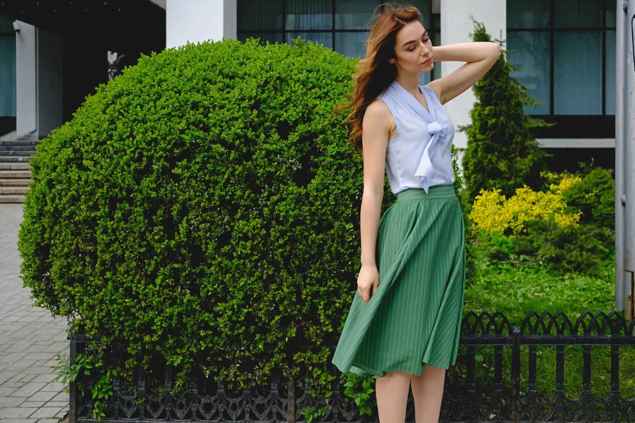 Jaką bluzkę wybrać do zielonej spódnicy, by wyglądać stylowo?