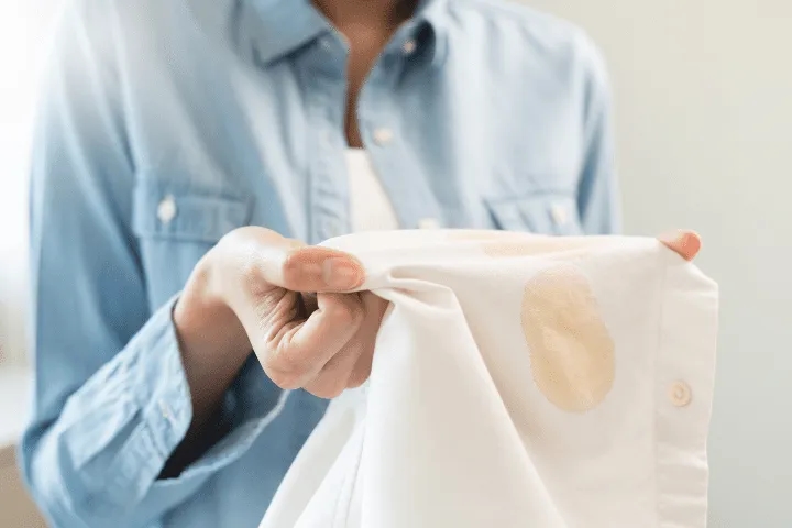 Jak usunąć plamy z kawy z białej bluzki? Sprawdzone metody i porady