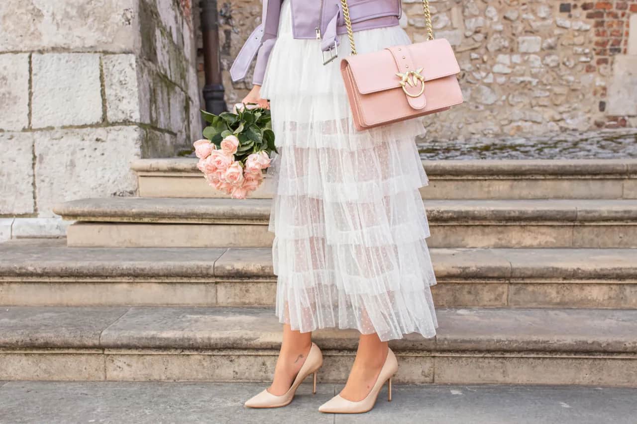 Tiulowa spódnica z czym łączyć – najmodniejsze stylizacje na każdą okazję