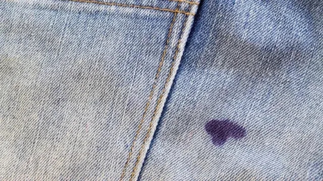 Jak zmyć długopis z bluzki? Skuteczne metody na trudne plamy