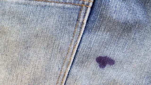 Jak zmyć długopis z bluzki? Skuteczne metody na trudne plamy