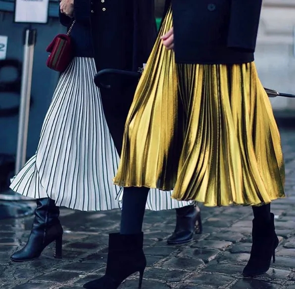 Jak nosić plisowaną spódnicę: stylizacje na każdą okazję i porę roku