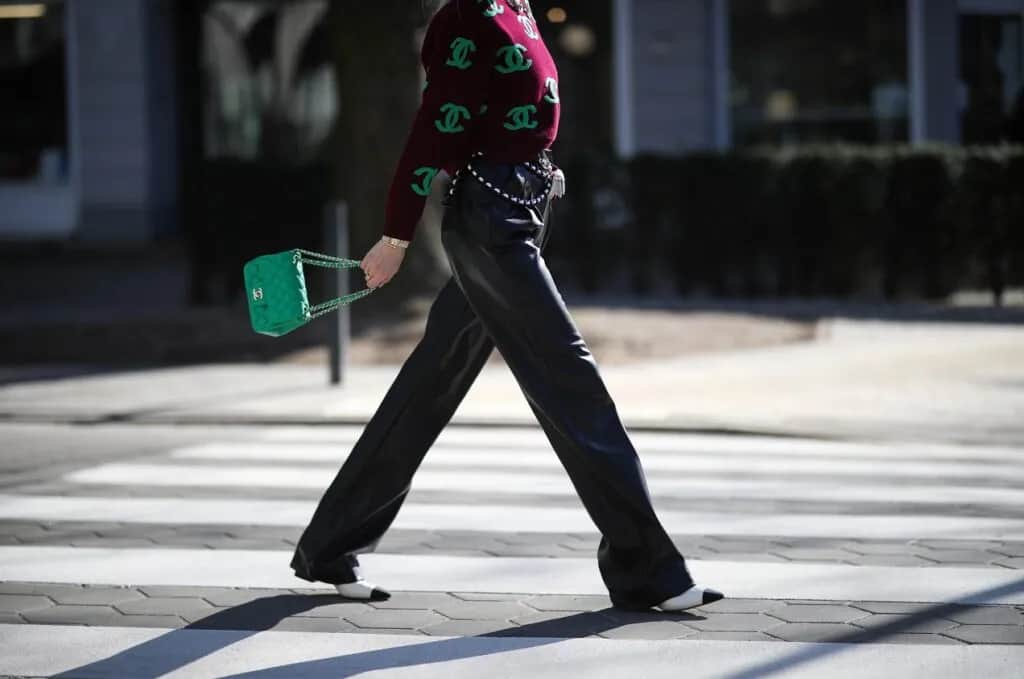 Jaką bluzkę do czarnych spodenek wybrać, aby wyglądać świetnie?