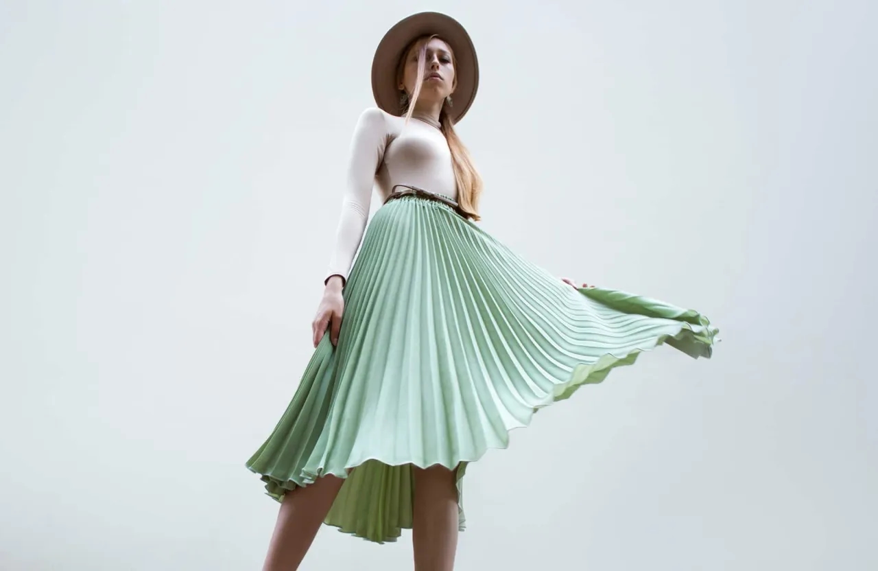 Jak skrócić plisowaną spódnicę: proste metody i cenne wskazówki