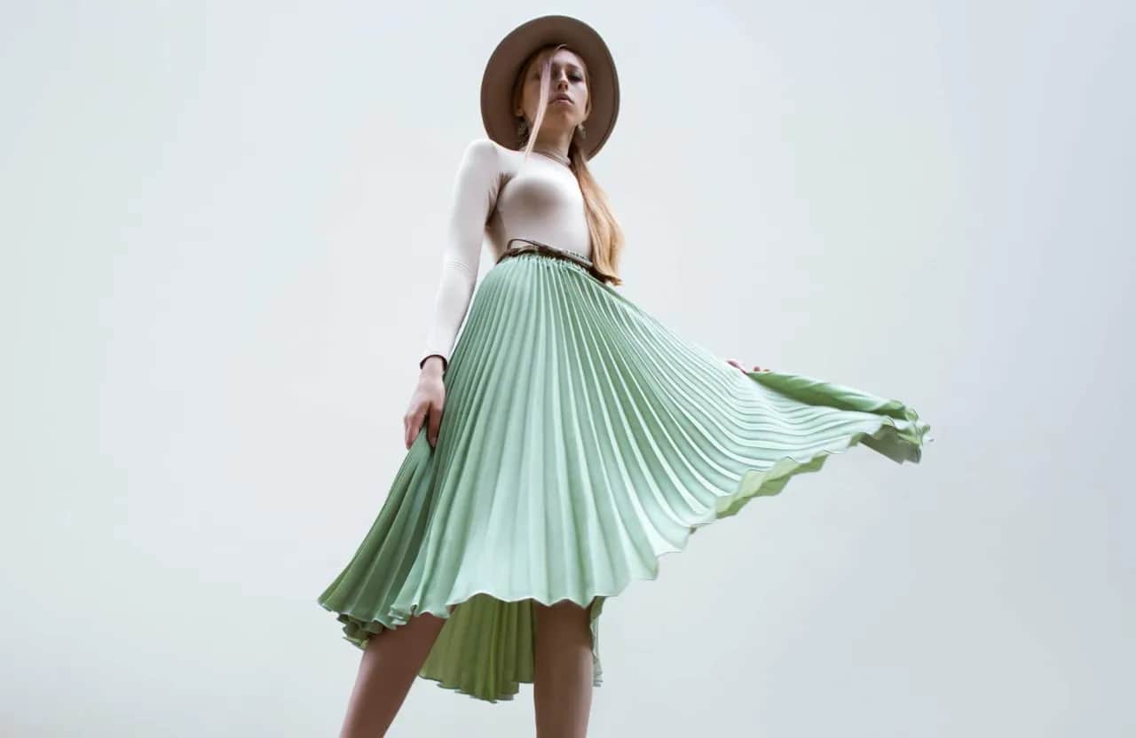 Jak skrócić plisowaną spódnicę: proste metody i cenne wskazówki