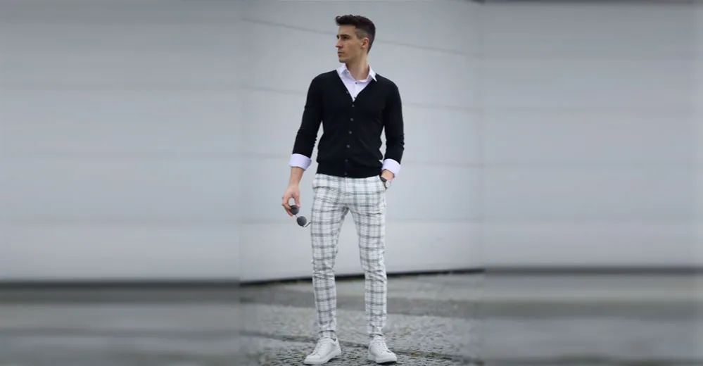 Jaką koszulę wybrać do szarych spodni w kratkę, aby zachwycić?