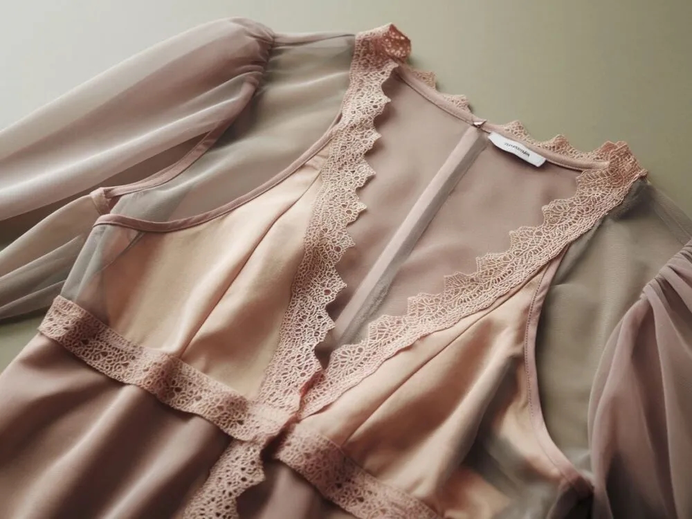 Prześwitująca bluzka co pod nią: unikaj modowych wpadek i wybierz idealnie!