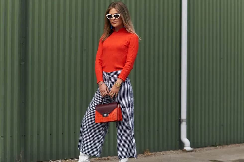 Spodnie jak spódnica: jak stylowo je nosić na każdą okazję