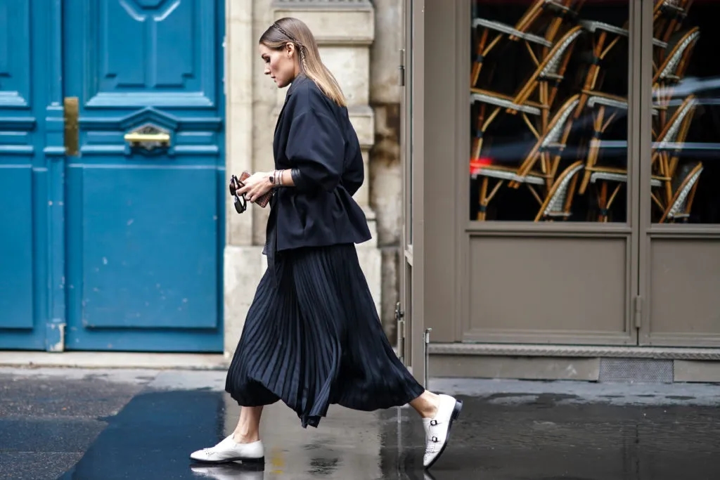 Co założyć do spódnicy plisowanej? Stylizacje na każdą okazję