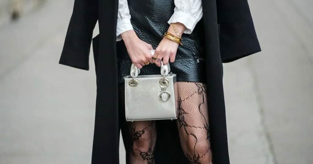 Jaki kolor rajstop do czarnej spódnicy, aby wyglądać stylowo?