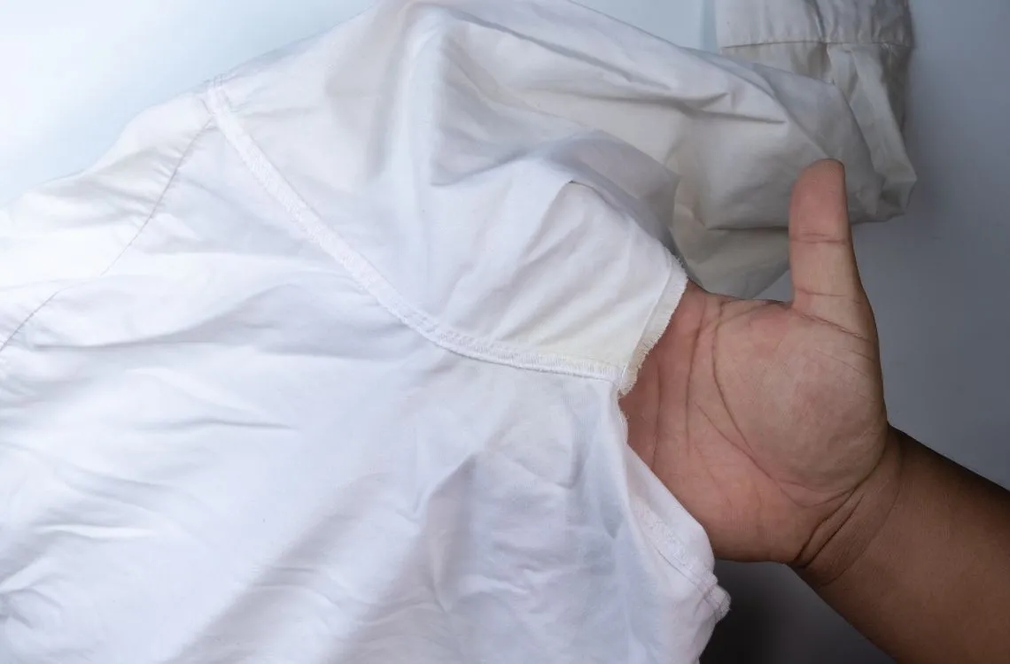 Jak usunąć żółtą plamę z białej bluzki - skuteczne metody bez wysiłku