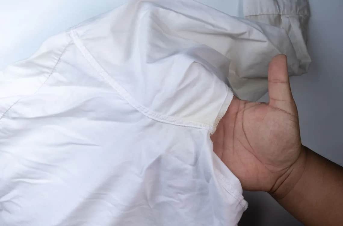 Jak usunąć żółtą plamę z białej bluzki - skuteczne metody bez wysiłku