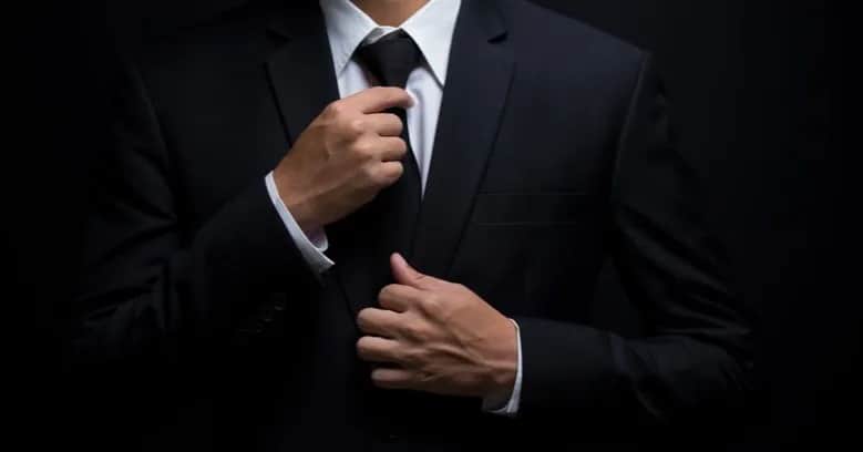 Jaki krawat do czarnego garnituru i białej koszuli, aby zachwycić?