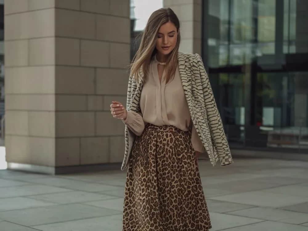 Jaką bluzkę wybrać do plisowanej spódnicy, aby wyglądać stylowo?