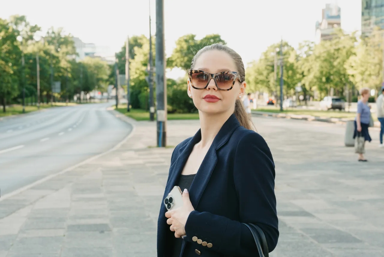 Jaką bluzkę wybrać do granatowej marynarki, aby wyglądać stylowo?